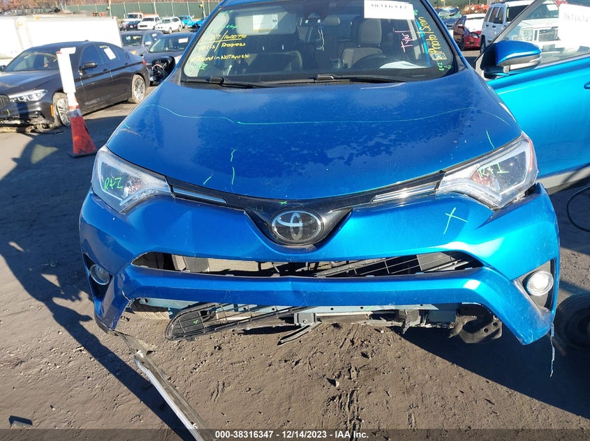 VIN JTMRFREV0JJ744482 2018 TOYOTA RAV4 XLE