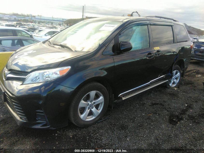 5TDKZ3DC3JS932342 2018 TOYOTA SIENNA, photo no. 2