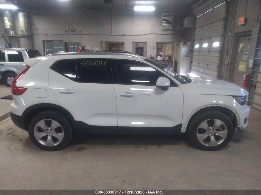 VIN YV4AC2HK3N2666372 2022 VOLVO XC40 T4 MOMENTUM
