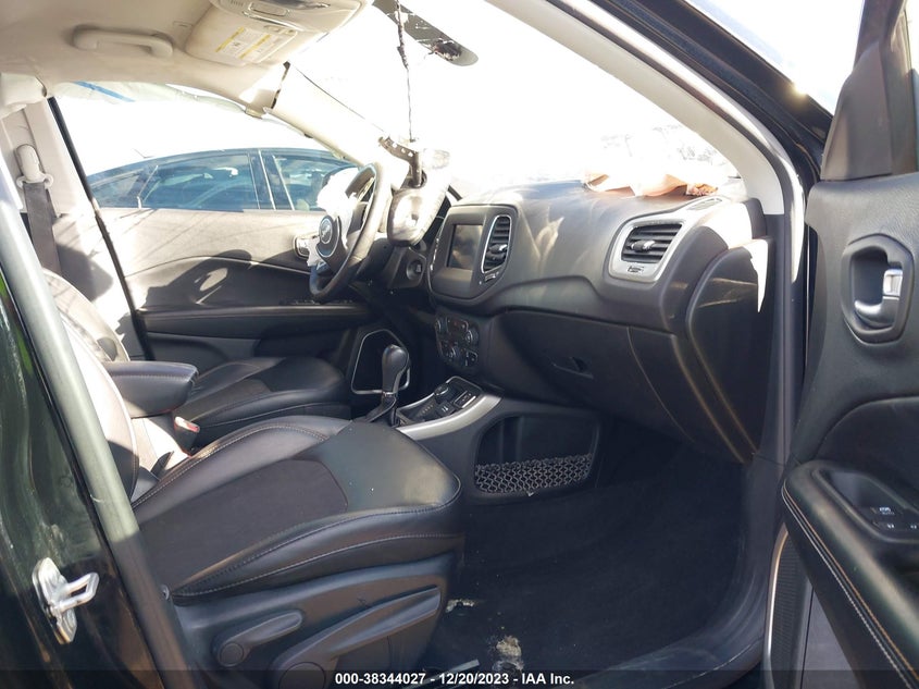VIN 3C4NJDBBXJT325798 2018 JEEP COMPASS LATITUDE 4X4
