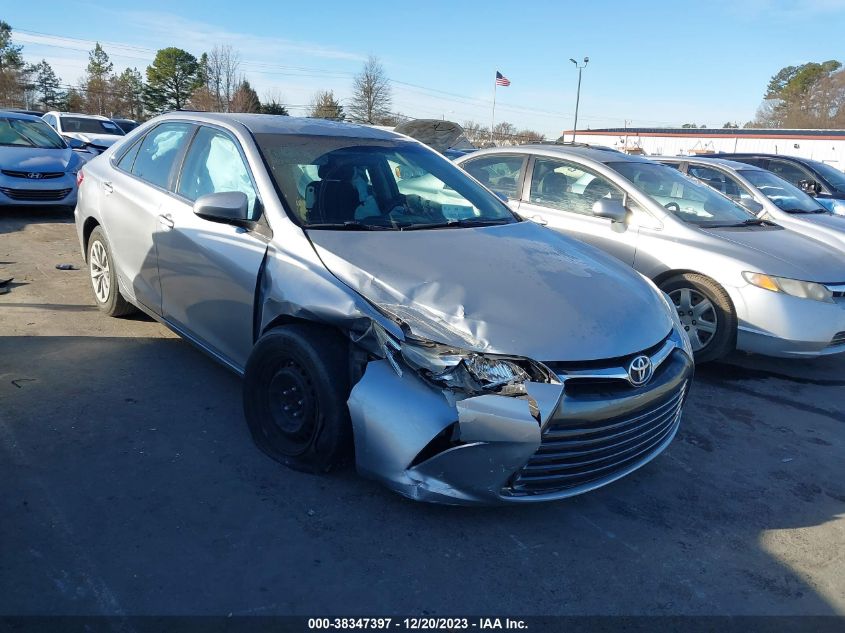 Lot #2523114262 2015 TOYOTA CAMRY LE salvage car