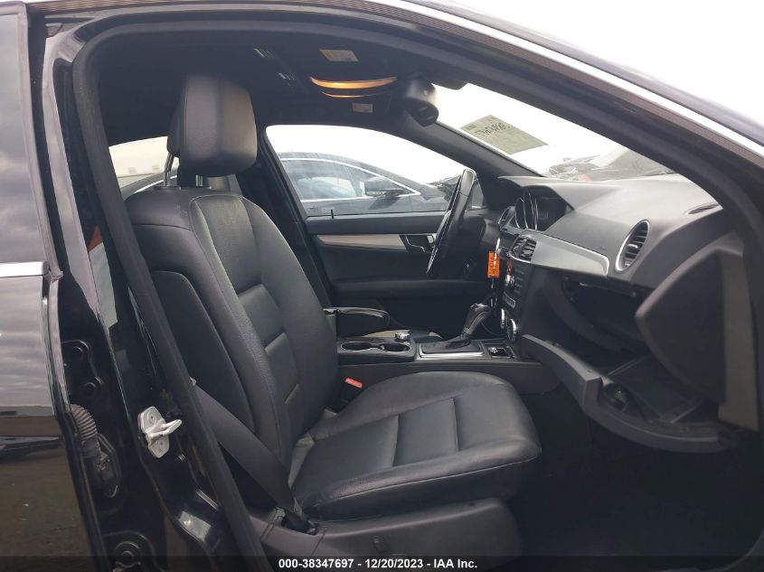 2013 MERCEDES-BENZ C 250 LUXURY/SPORT - WDDGF4HB5DR270021