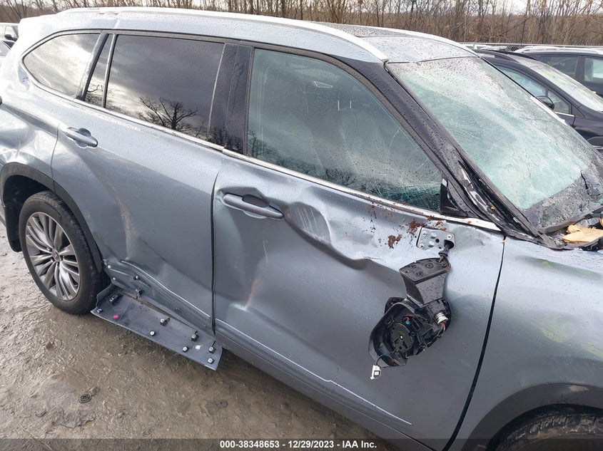 VIN 5TDFZRBH0NS184495 2022 TOYOTA HIGHLANDER PLATINUM