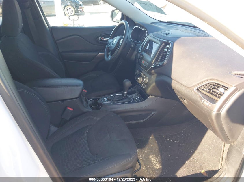 VIN 1C4PJLCB2KD134496 2019 JEEP CHEROKEE LATITUDE
