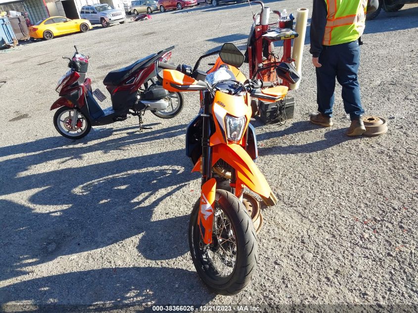2023 KTM 690 SMC R VBKLSV407PM743481