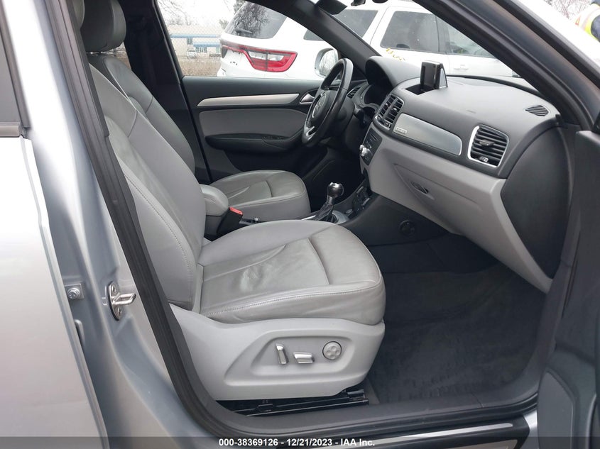 VIN WA1ECCFS8JR005865 2018 AUDI Q3 PREMIUM