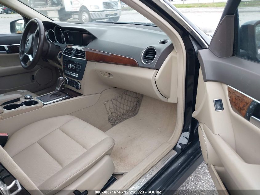 2013 MERCEDES-BENZ C 250 WDDGF4HBODA774409
