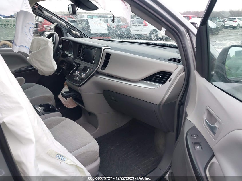 VIN 5TDKZ3DC0JS962723 2018 TOYOTA SIENNA LE