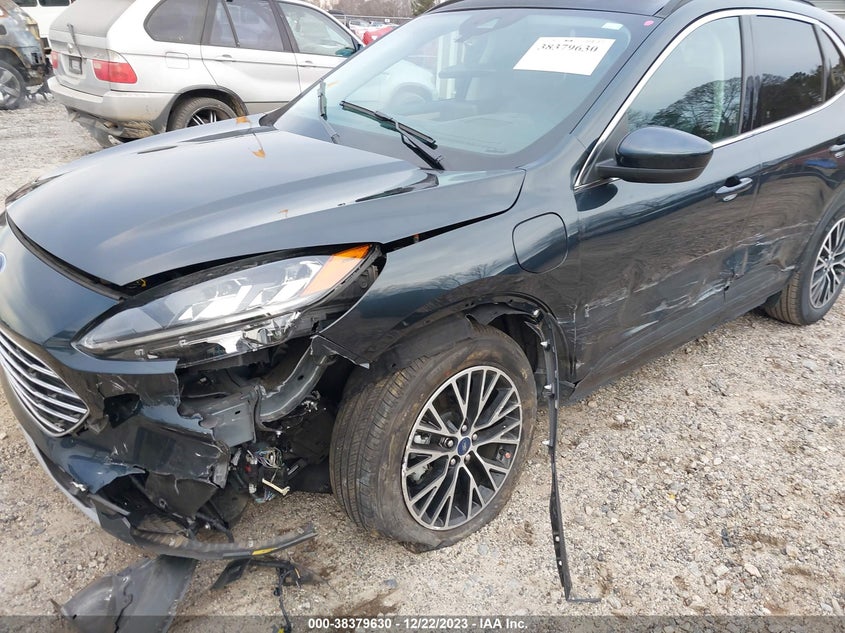 VIN 1FMCU0LZ2NUA23786 2022 FORD ESCAPE TITANIUM
