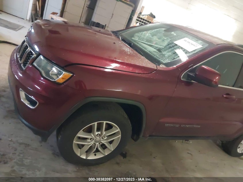 VIN 1C4RJFAG8JC147993 2018 JEEP GRAND CHEROKEE LAREDO E 4X4