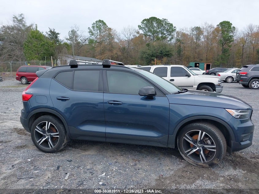 VIN YV4AC2HM8N2654770 2022 VOLVO XC40 T4 R-DESIGN