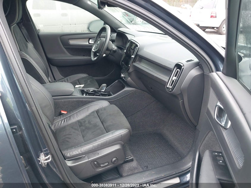 VIN YV4AC2HM8N2654770 2022 VOLVO XC40 T4 R-DESIGN