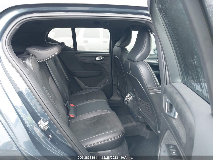 VIN YV4AC2HM8N2654770 2022 VOLVO XC40 T4 R-DESIGN