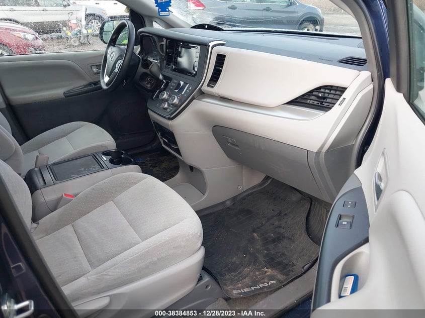 VIN 5TDKZ3DCXJS930314 2018 TOYOTA SIENNA LE