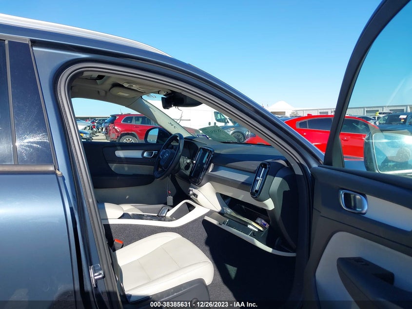 VIN YV4162UK5M2423044 2021 VOLVO XC40 T5 MOMENTUM