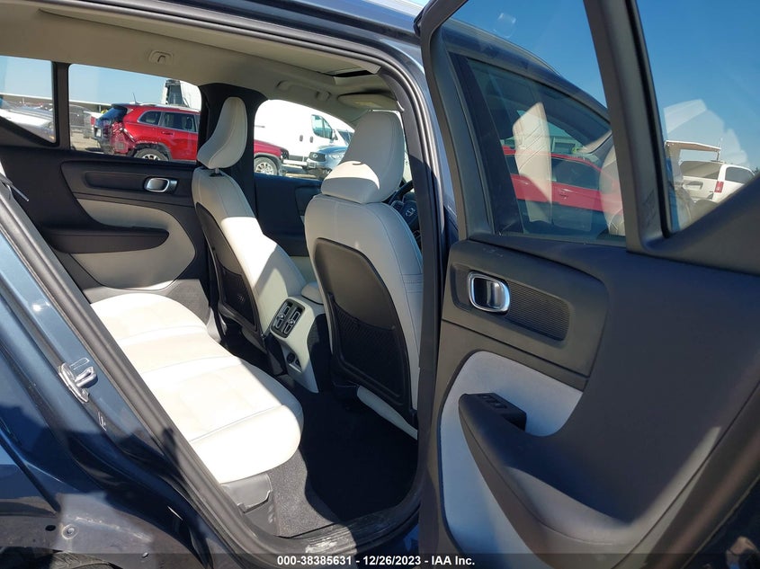 VIN YV4162UK5M2423044 2021 VOLVO XC40 T5 MOMENTUM