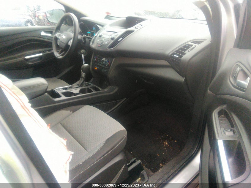 VIN 1FMCU9GD6HUB19136 2017 FORD ESCAPE SE