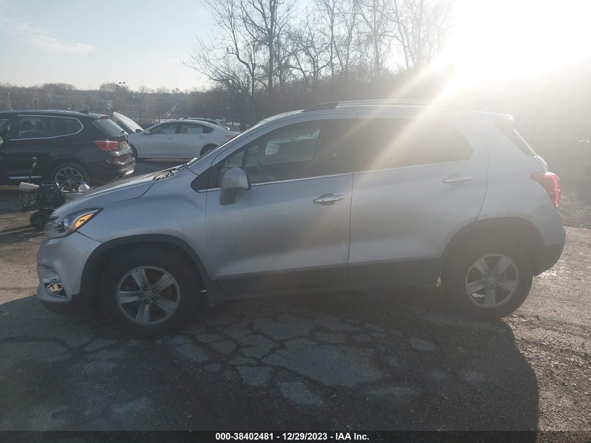 VIN KL7CJPSB2KB887977 2019 CHEVROLET TRAX LT