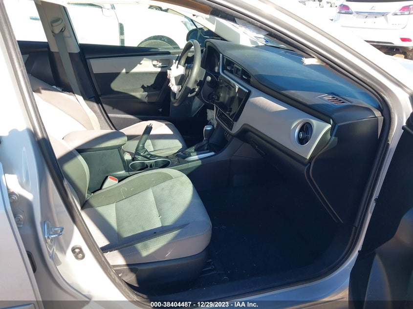 VIN 2T1BURHE7JC993215 2018 TOYOTA COROLLA LE