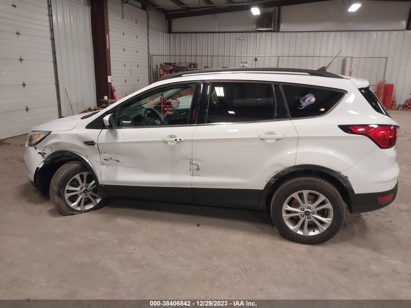 VIN 1FMCU9HD6KUB19109 2019 FORD ESCAPE SEL