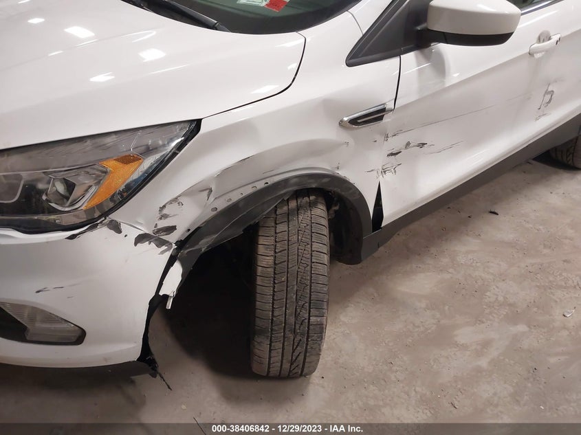 VIN 1FMCU9HD6KUB19109 2019 FORD ESCAPE SEL