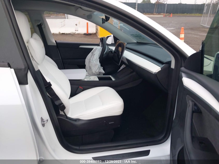 VIN 7SAYGDEE5NF516165 2022 TESLA MODEL Y