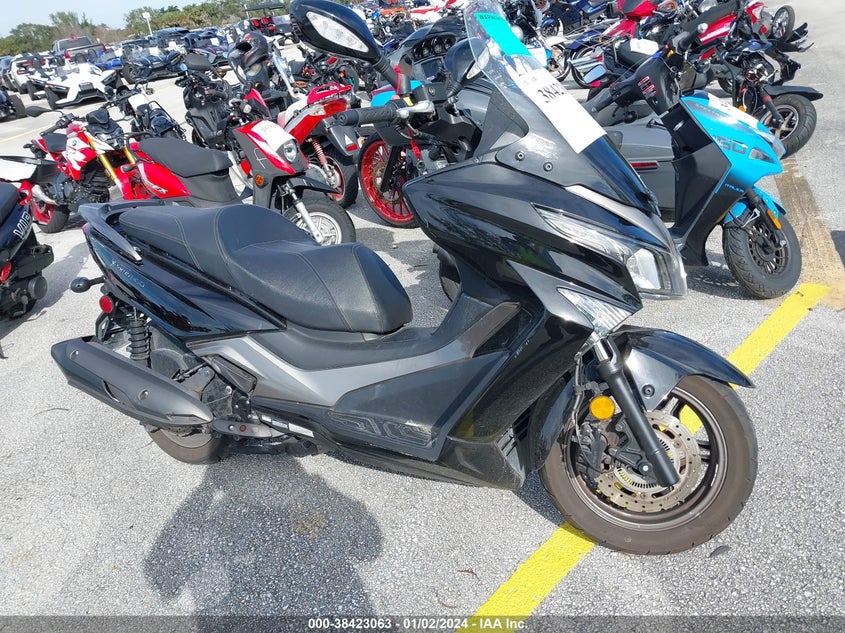 VIN LC2W1M24XNC100138 2022 KYMCO USA INC X-TOWN 300
