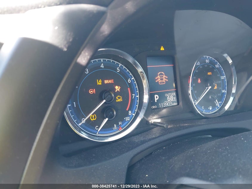 VIN: 2T1BURHE8JC976617 2018 TOYOTA COROLLA LE