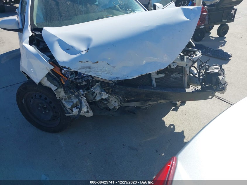VIN: 2T1BURHE8JC976617 2018 TOYOTA COROLLA LE