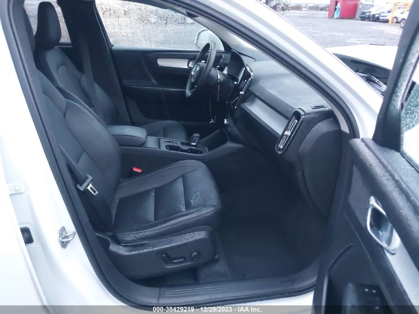 2021 VOLVO XC40 T5 MOMENTUM YV4162UK1M2465758