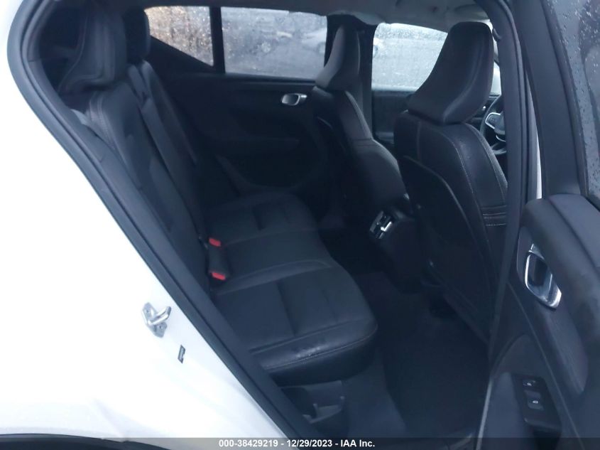 2021 VOLVO XC40 T5 MOMENTUM YV4162UK1M2465758