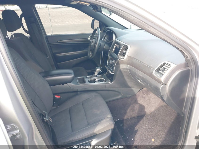 VIN 1C4RJEAG7JC311762 2018 JEEP GRAND CHEROKEE LAREDO 4X2