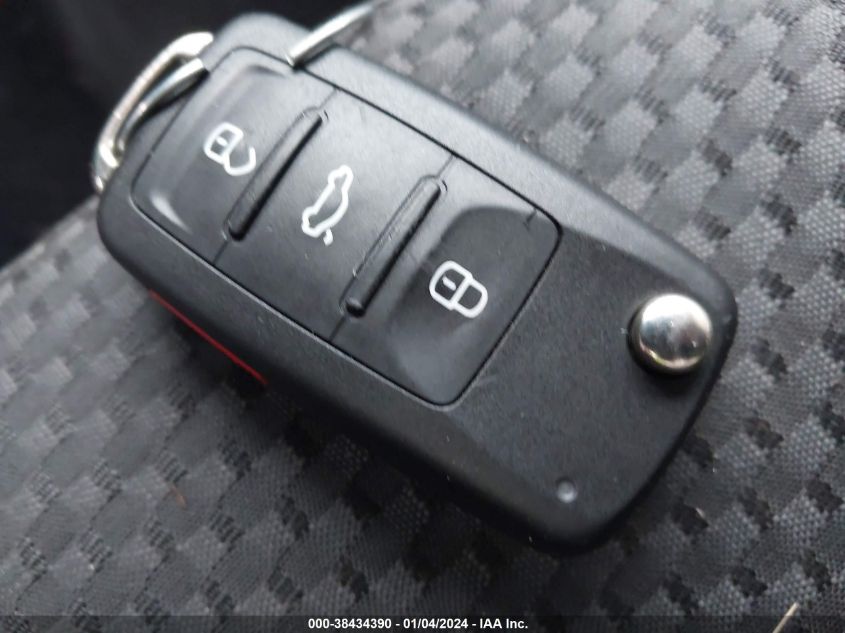 2013 VOLKSWAGEN PASSAT S - 1VWAP7A36DC090158