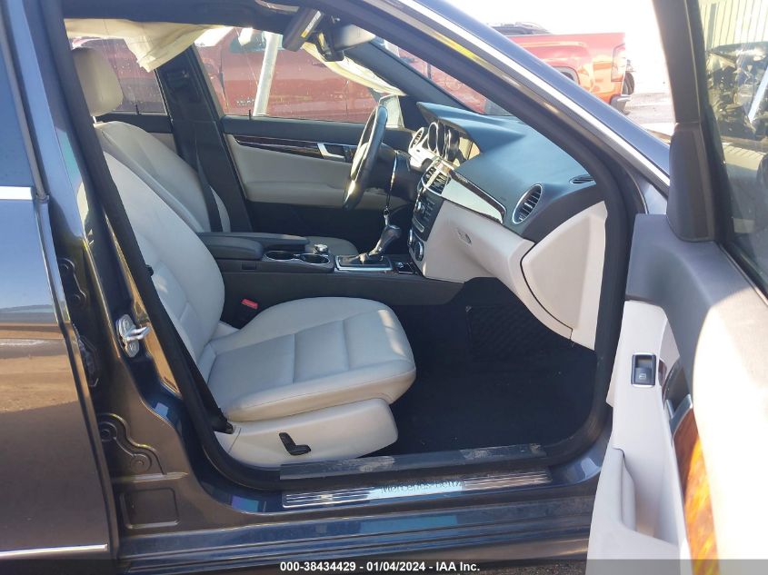 2013 MERCEDES-BENZ C 250 LUXURY/SPORT - WDDGF4HB6DA857813