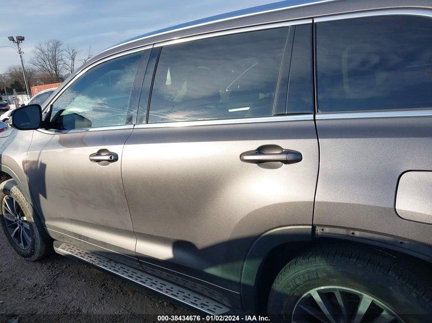 VIN 5TDJZRFH6HS441555 2017 TOYOTA HIGHLANDER XLE