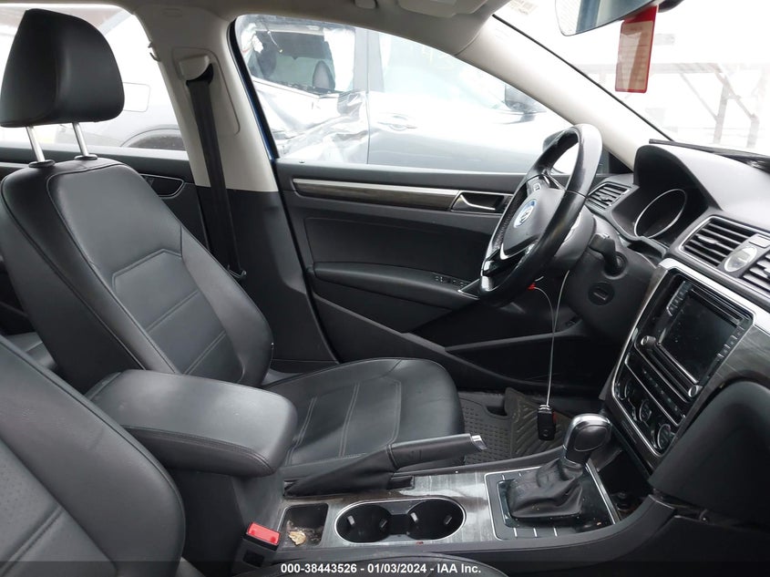 VIN 1VWGT7A30HC045387 2017 VOLKSWAGEN PASSAT SE