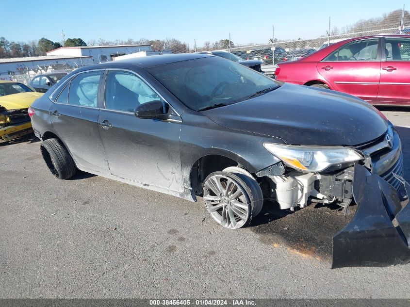 Lot #2523114255 2015 TOYOTA CAMRY SE salvage car