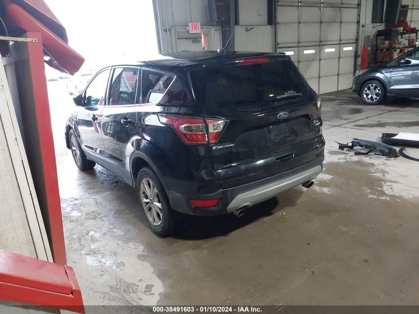 VIN 1FMCU0GDXHUB59019 2017 FORD ESCAPE SE