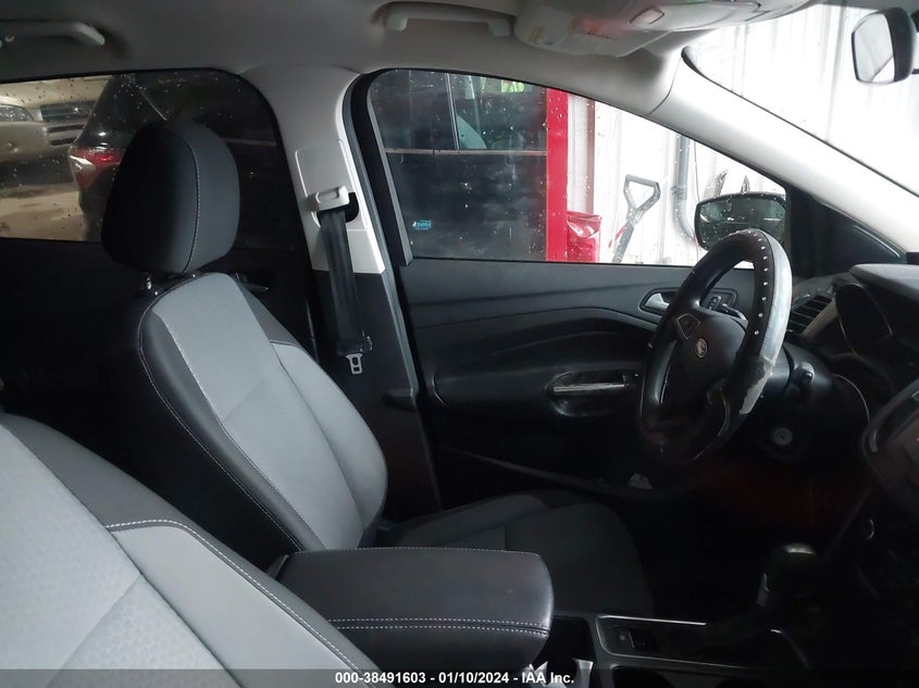 VIN 1FMCU0GDXHUB59019 2017 FORD ESCAPE SE