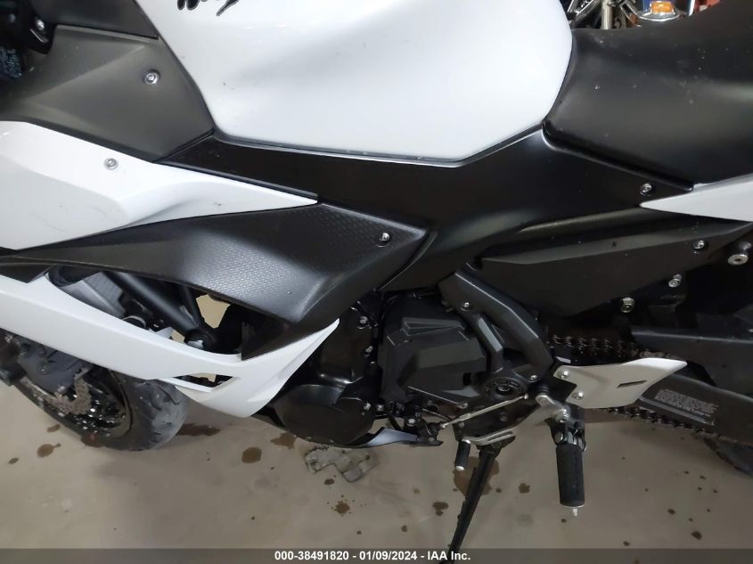 VIN: JKAEXEJ18HDA00710 2017 KAWASAKI EX650 J