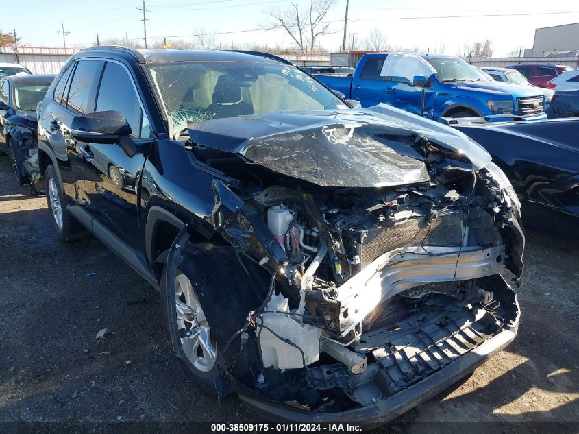 Lot #2541533015 2020 TOYOTA RAV4 XLE salvage car