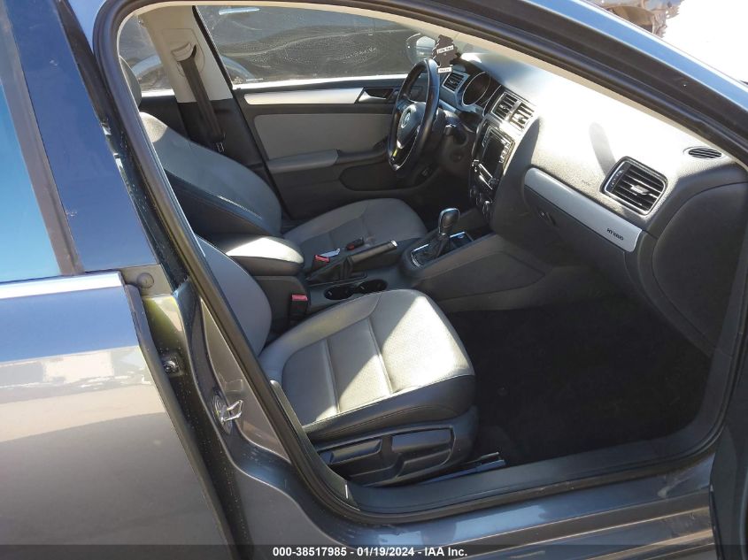 2016 VOLKSWAGEN JETTA HYBRID SEL PREMIUM 3VW637AJ1GM269503