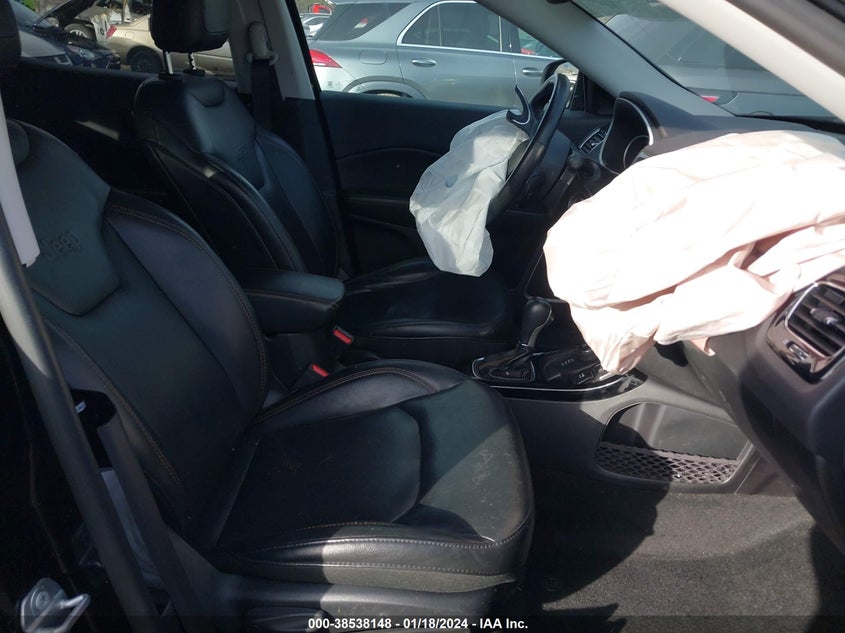 VIN 3C4NJDCB1JT437114 2018 JEEP COMPASS LIMITED 4X4
