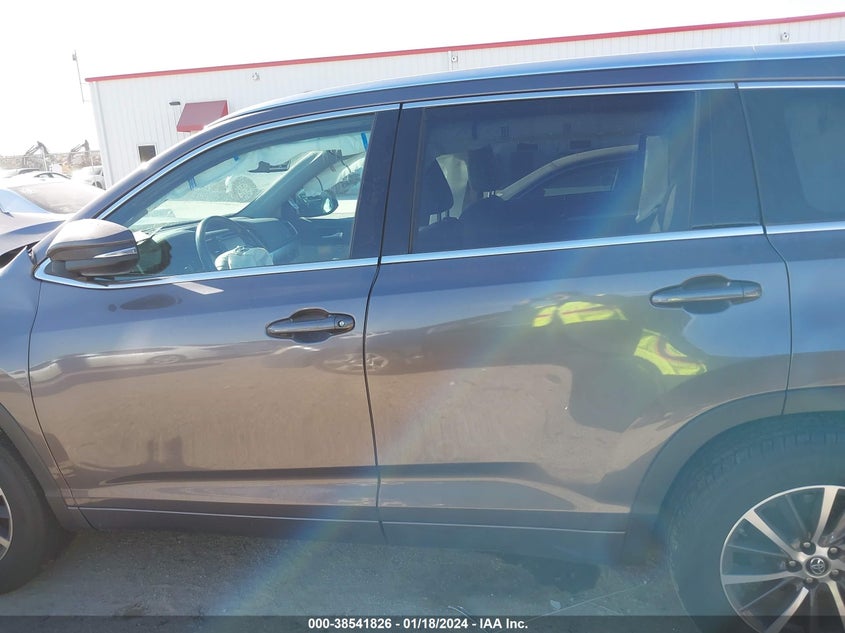 VIN 5TDKZRFH1JS285449 2018 TOYOTA HIGHLANDER XLE