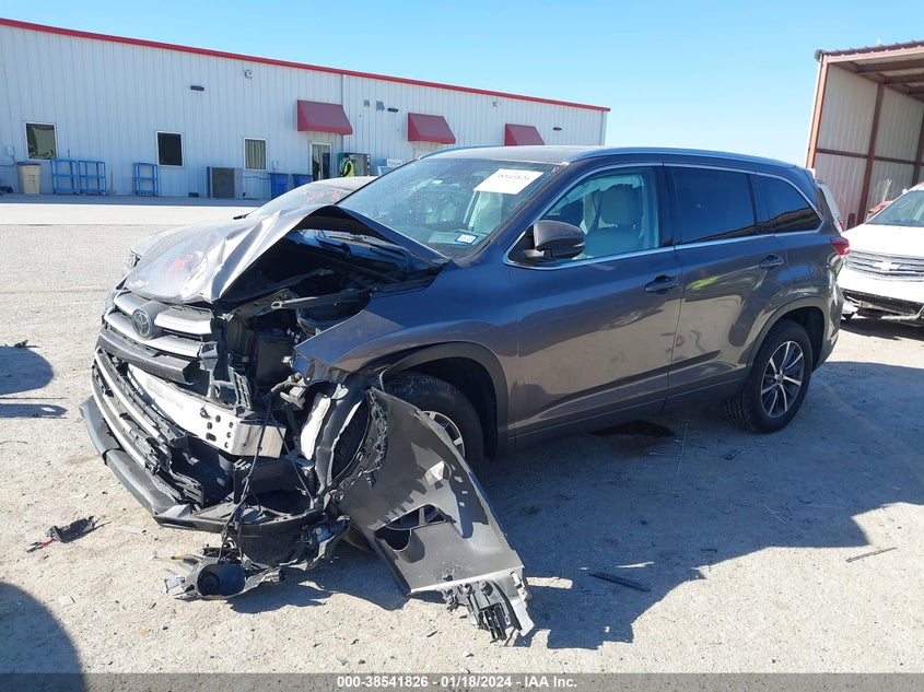 VIN 5TDKZRFH1JS285449 2018 TOYOTA HIGHLANDER XLE