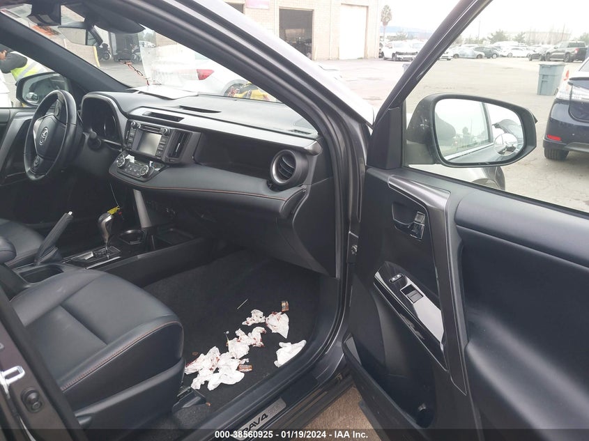 VIN JTMNFREV1JJ150594 2018 TOYOTA RAV4 SE
