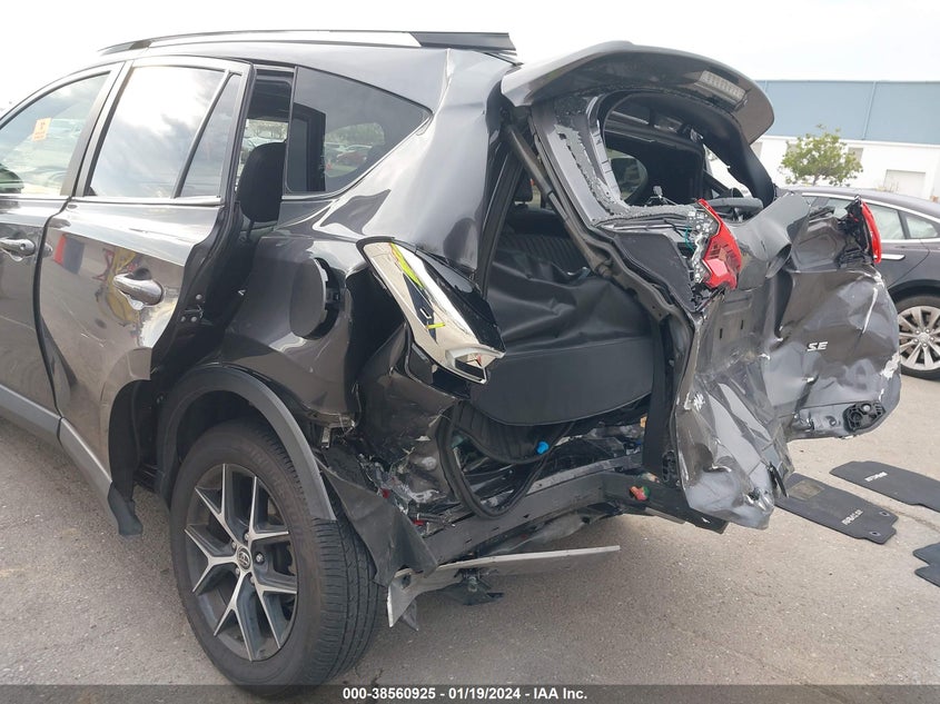VIN JTMNFREV1JJ150594 2018 TOYOTA RAV4 SE