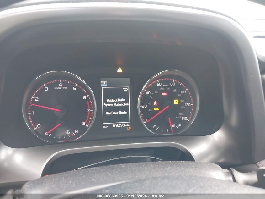VIN JTMNFREV1JJ150594 2018 TOYOTA RAV4 SE