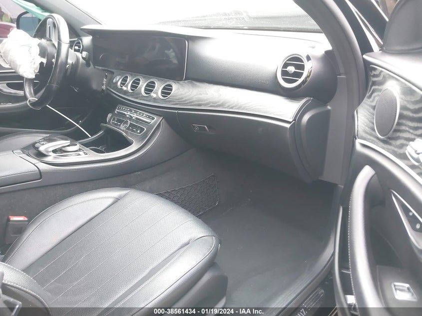 VIN WDDZF4JB7KA613992 2019 MERCEDES-BENZ E 300