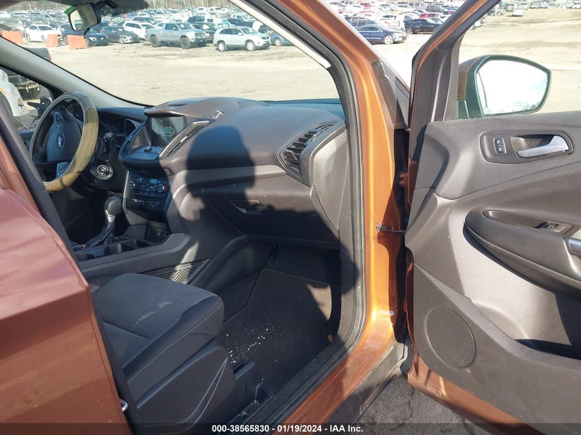 VIN 1FMCU0GD5HUB85723 2017 FORD ESCAPE SE